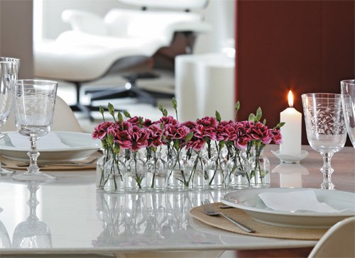 Arranjo de cravos na mesa