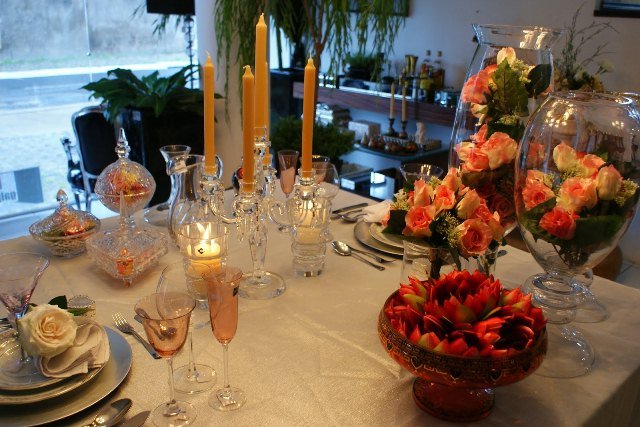 Mesa de jantar decorada com flores