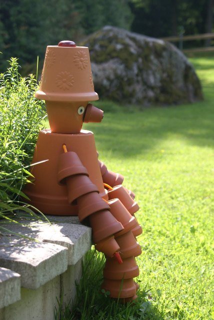 Boneca de jardim feita de vasos