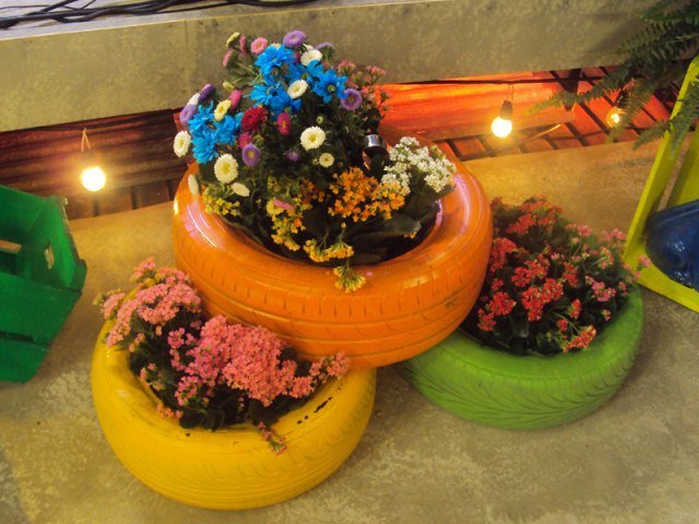 Jardim em pneus utilizados na decoração de festa