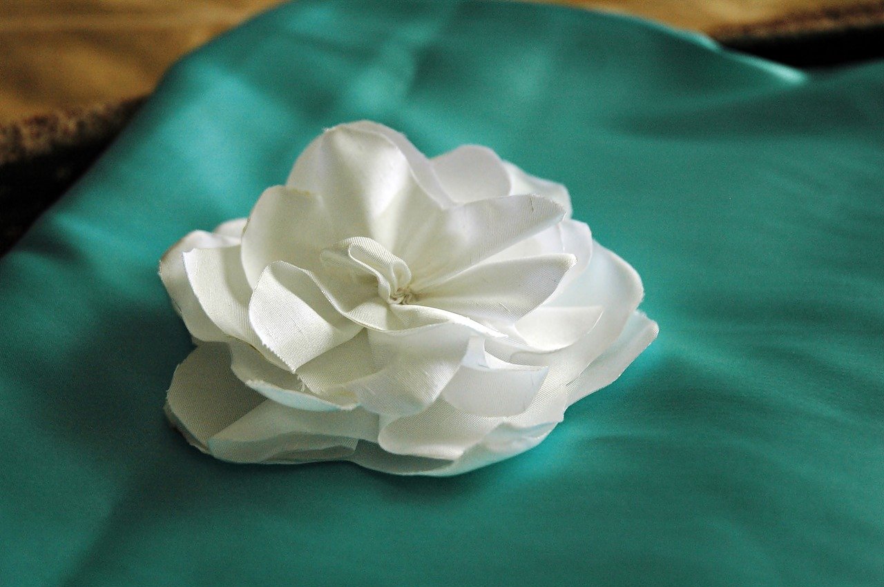 As flores de tecido podem ser feitas com vários tipos de pano
