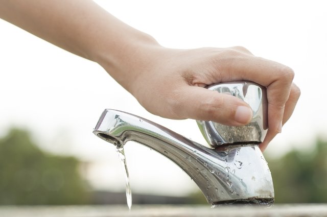 Escovar os dentes com a torneira aberto pode resultar em um gasto de 20 litros de água!