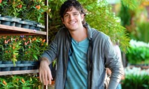 homem ao lado de flores