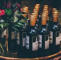 Vinho e flores — Presenteie com o Que há de Mais Romântico