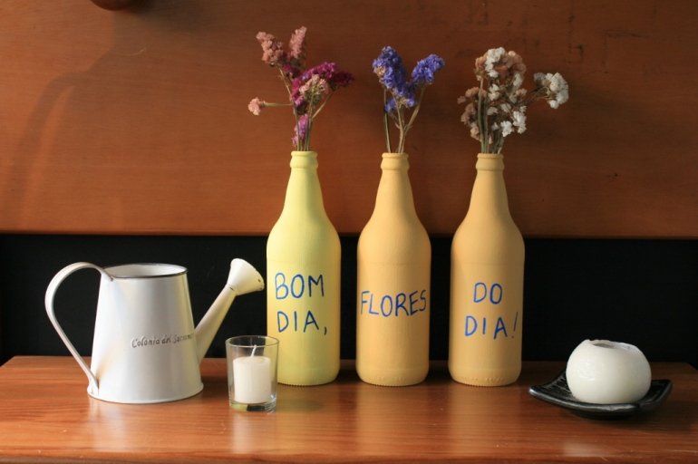 Vasos de flores feitos com garrafas - Fonte: Villa Mudare 