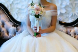 noiva segurando o buquê de flores para o seu casamento