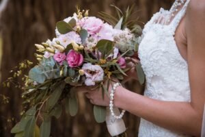 noiva com um Buquê de Flores usar em seu Casamento