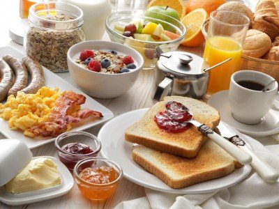 4 dicas para criar uma linda cesta de café da manhã no dia dos namorados