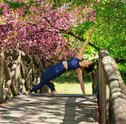3 Exercícios de Yoga Para Relaxar em Meio às Flores