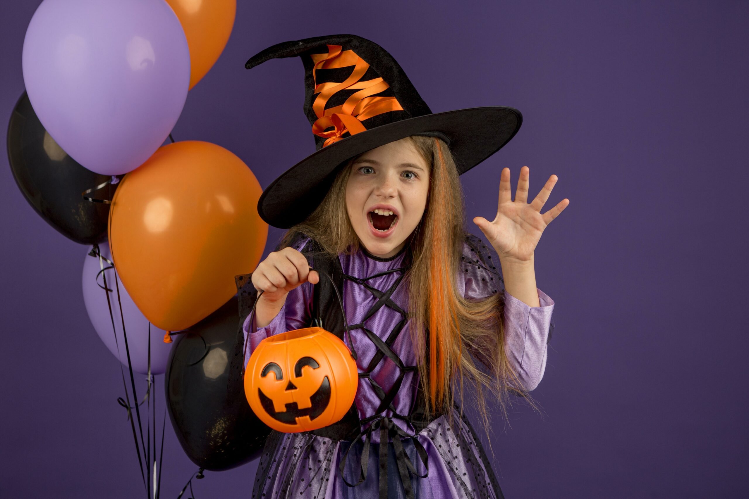 Família feliz em fantasia de halloween curtindo festa em casa gerada por ai