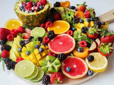 Cestas de Frutas e Chocolates — Faça Uma Surpresa Deliciosa Para Seu Amor!