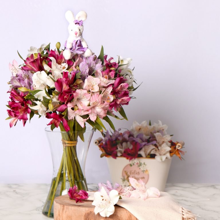 Vasos com flores para decoração de páscoa