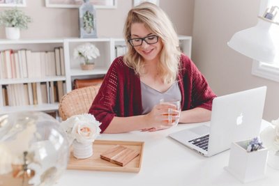 Trabalhar em Casa — Confira as Dicas da Giu para Melhorar o Desempenho do Home Office!