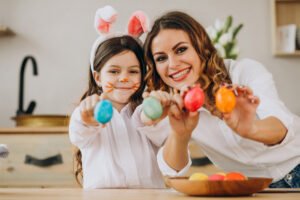 mãe e filha brincando de pintar ovos