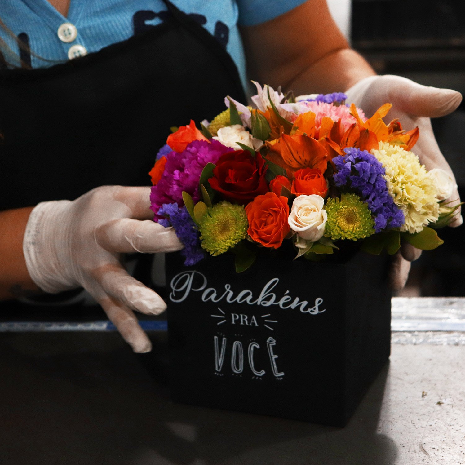 Florista Feminino Criando Belo Buquê Na Floricultura. Trabalho Na