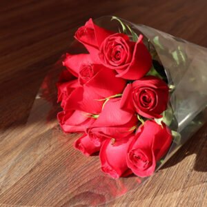 buquê de rosas vermelhas sobre a mesa