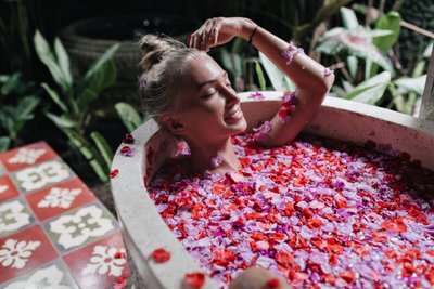 Banho com rosas: entenda os benefícios