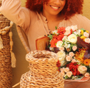 Saiba como transformar 1 buquê de flores em 2 arranjos boho encantadores