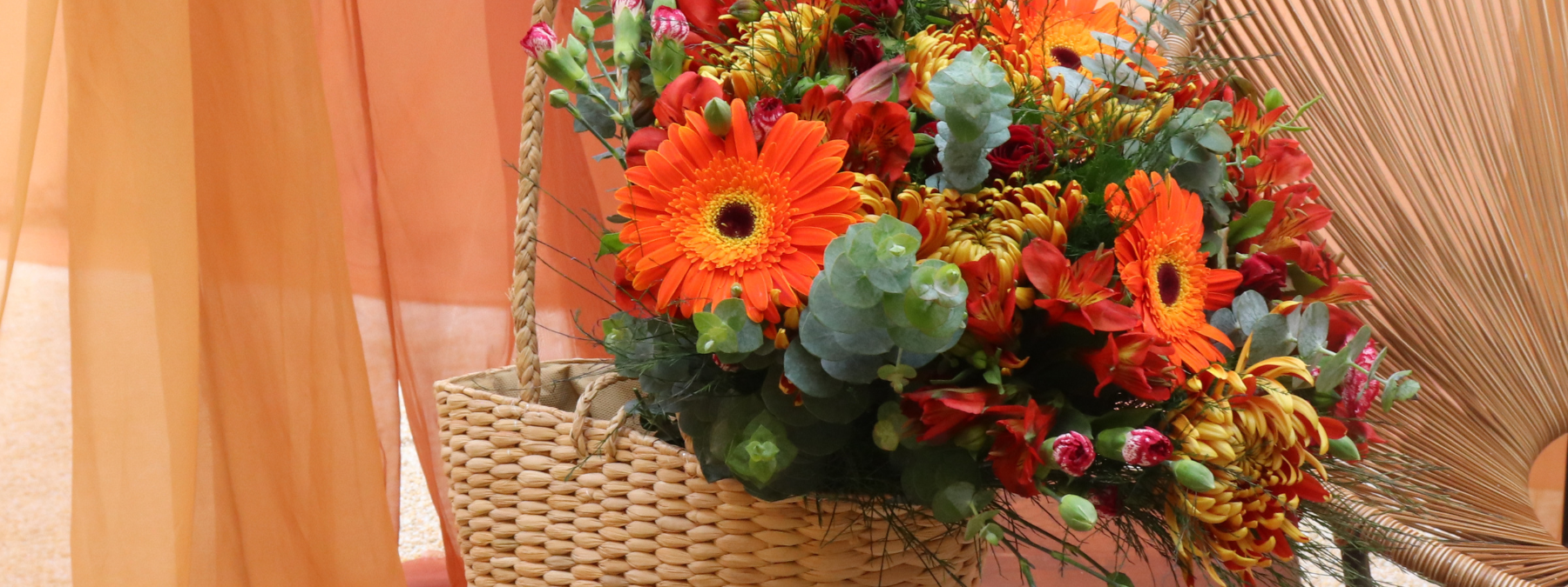 Saiba como transformar 1 buquê de flores em 2 arranjos boho encantadores