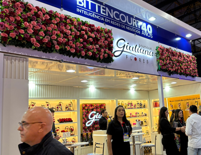 Giuliana Flores lança modelos de franquia e encanta na ABF Expo 2025
